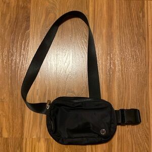 Lululemon everywhere belt bag 1 excellent condition!